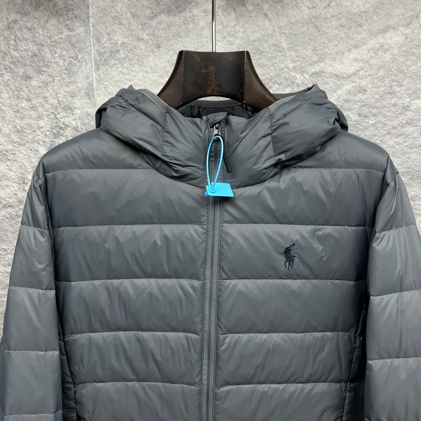 P700 Ralph Lauren 2025 new style hooded down jacket for couples with pony embroidery 🍃 High version top quality 🍃 90 white duck down Vacuum filling Exquisite craftsmanship Coated custom fabric Painted nylon lining Logo letter embossed Double-layer lining No running velvet No velvet Loose fit to cover the flesh and make you look slim Refuse to be bloated and energetic to go out Super practical The upper body effect is natural, casual and comfortable ~ Color: black gray Size: M-3XL